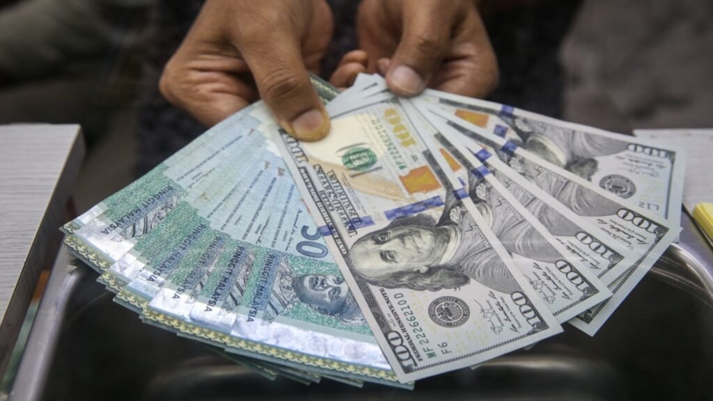 Ringgit Slightly Up Against US Dollar Amid Post-Election Volatility